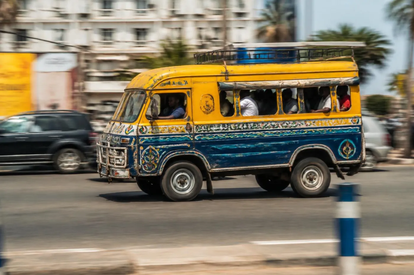 Car rapide dans une rue de Dakar