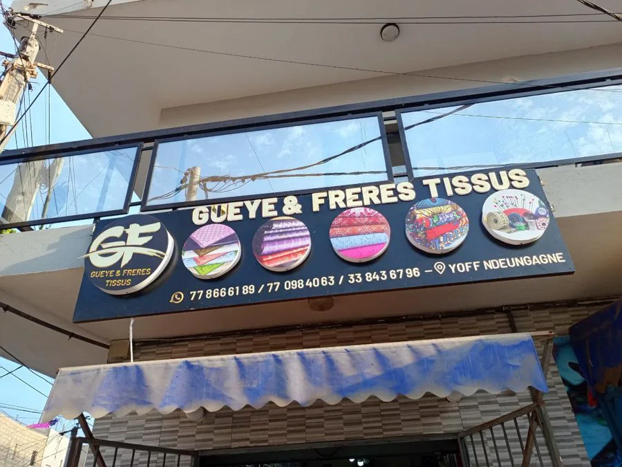 Enseigne de façade — boutique de tissus
